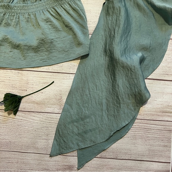 EXPRESS Cascading Sleeve Surplice Top - Picture 13 of 16